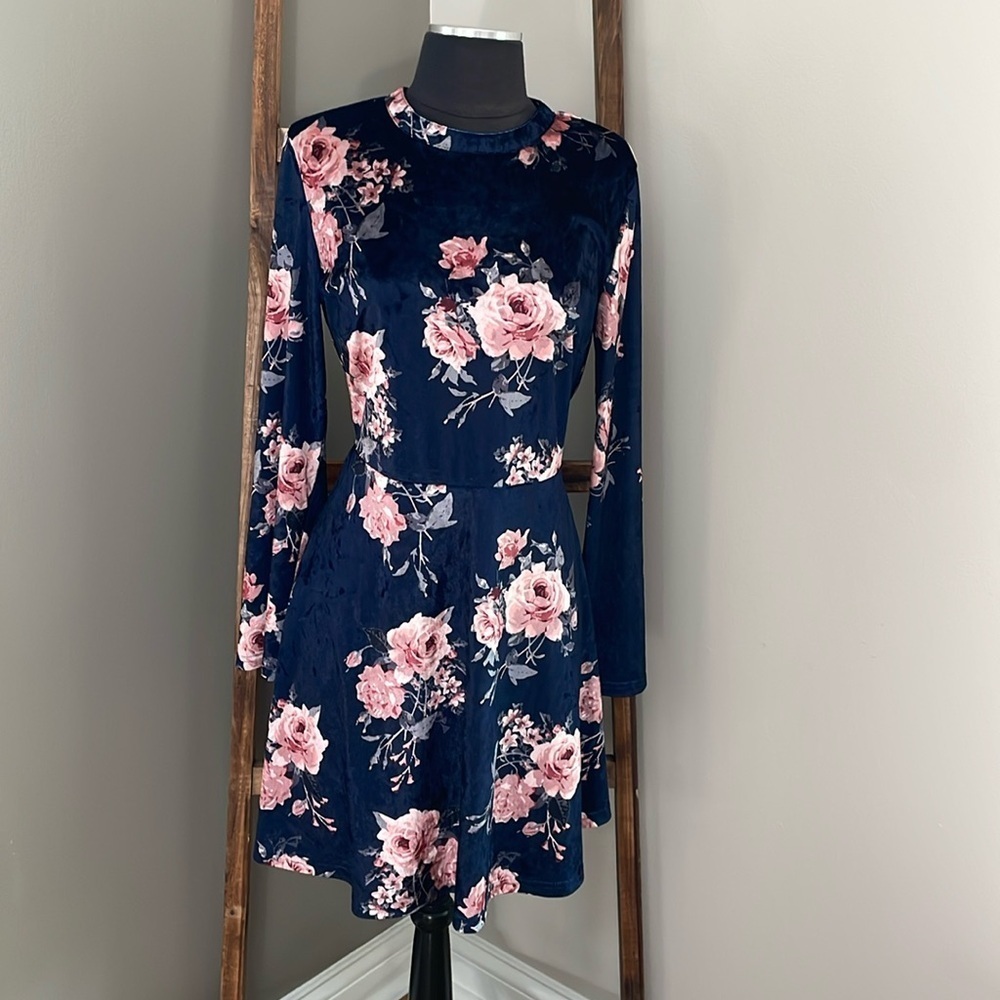 Very pretty Altar’d State navy/pink crushed velvet long sleeve mini dress!!